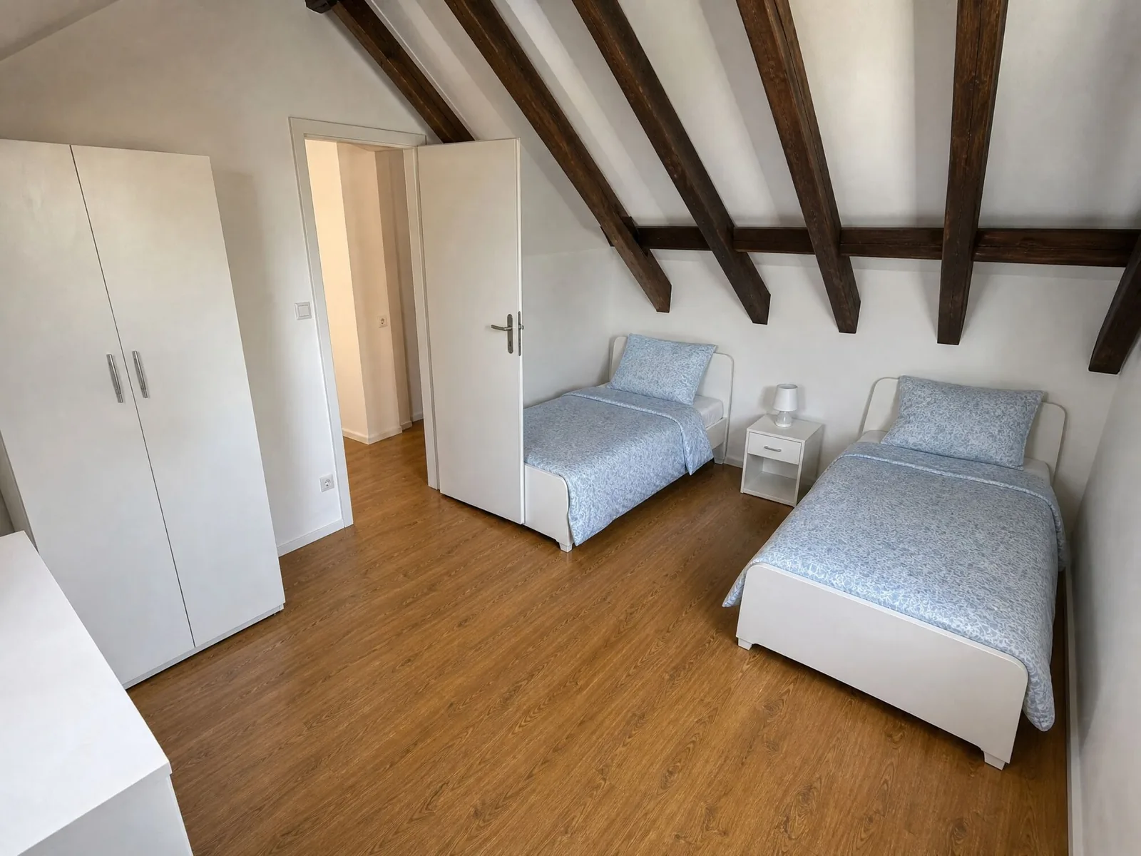 Zweibettzimmer unter der Dachschräge mit zwei getrennten Betten