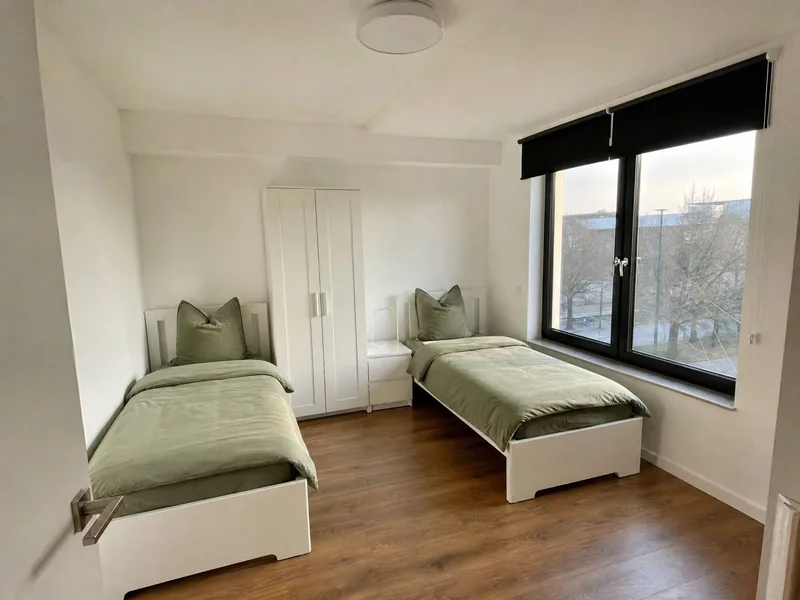 Zweibettzimmer über Eck mit zwei Einzelbetten und Fenster