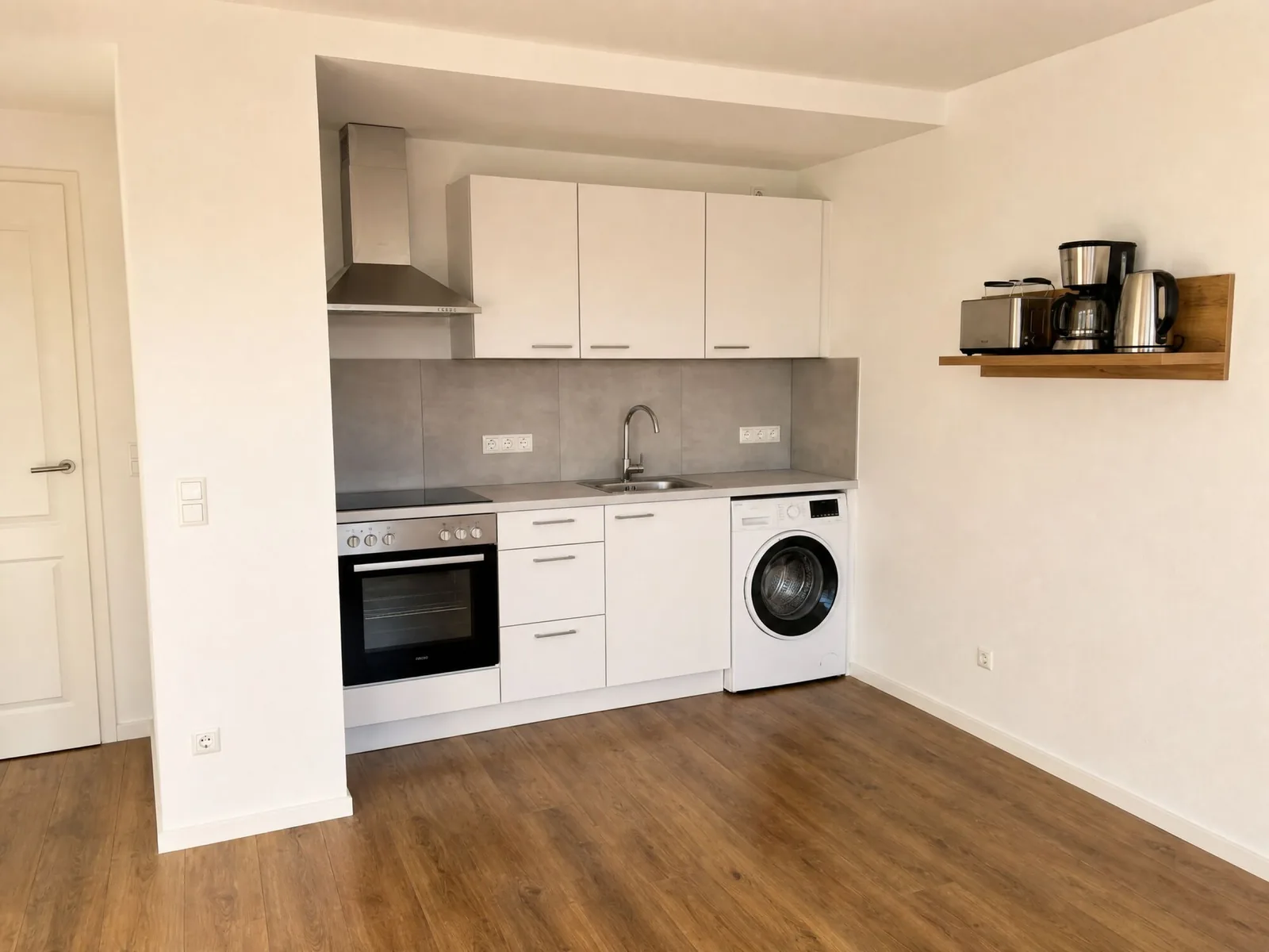 Küchenzeile mit Backofen, Dunstabzug und Waschmaschine